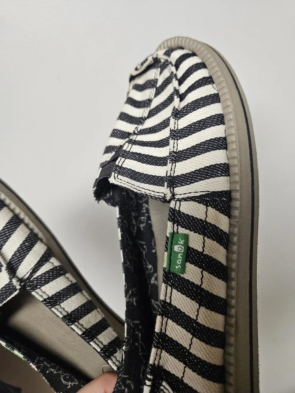 NWOT Sanuk Women’s Striped Slip-On Flats in Black & White - Picture 2 of 4